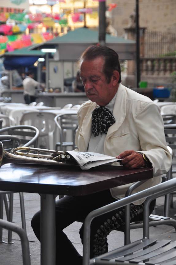 Mariachi descansa pela ausência de clientes, em Guadalajara, no México